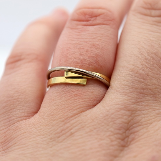 zoentje_smalle_gouden_strakke_damesring_met_overlap_en_opliggende_draad_witgoud