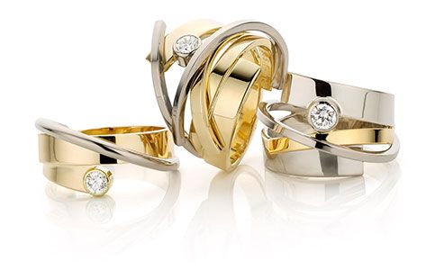 ringen met gouden en witgouden banden en diamanten